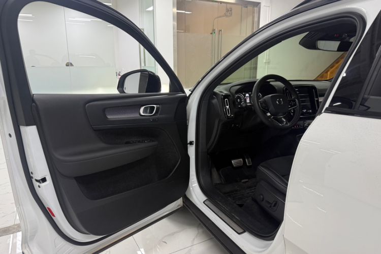 Used Volvo XC40 2020 T4 Four-Wheel Drive Smart & Sporty Edition Interior 8