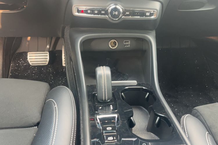 Used Volvo XC40 2020 T4 Four-Wheel Drive Smart & Sporty Edition Interior 8