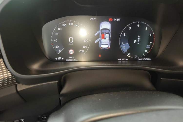 Used Volvo XC40 2020 T4 4x4 Smart Luxury Sport Edition Odometer Close Up