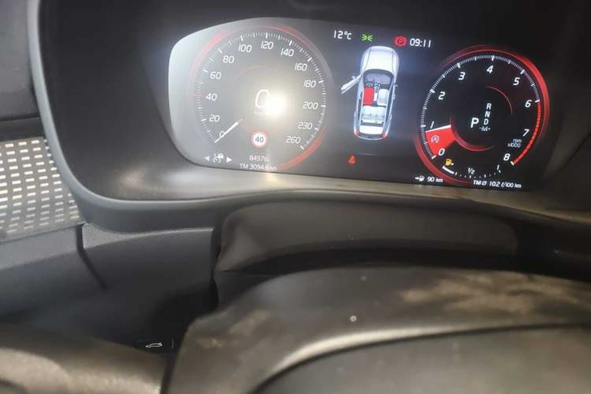 Used Volvo XC40 2020 T4 4x4 Smart Luxury Sport Edition Odometer Close Up