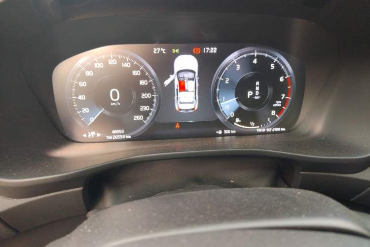 Used Volvo XC40 2020 T4 Four-Wheel Drive Smart Luxury Edition Odometer Close Up
