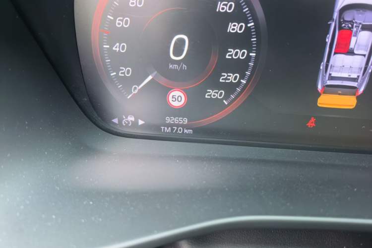 Used Volvo XC40 2020 T4 4x4 Smart Luxury Sport Edition Odometer Close Up