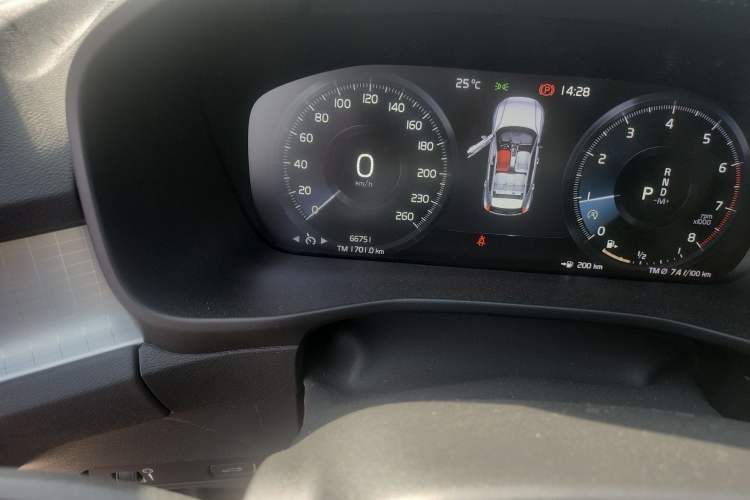 Used Volvo XC40 2020 T3 Smart & Stylish Edition Odometer Close Up