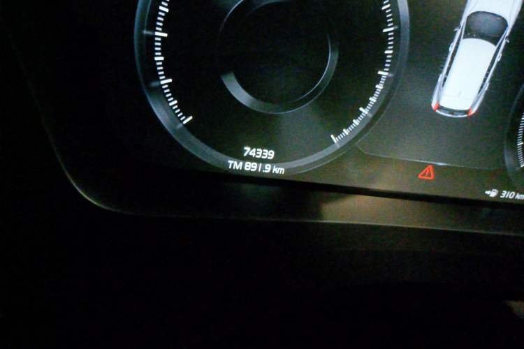 Used Volvo XC40 2020 T4 Four-Wheel Drive Smart & Sporty Edition Odometer Close Up