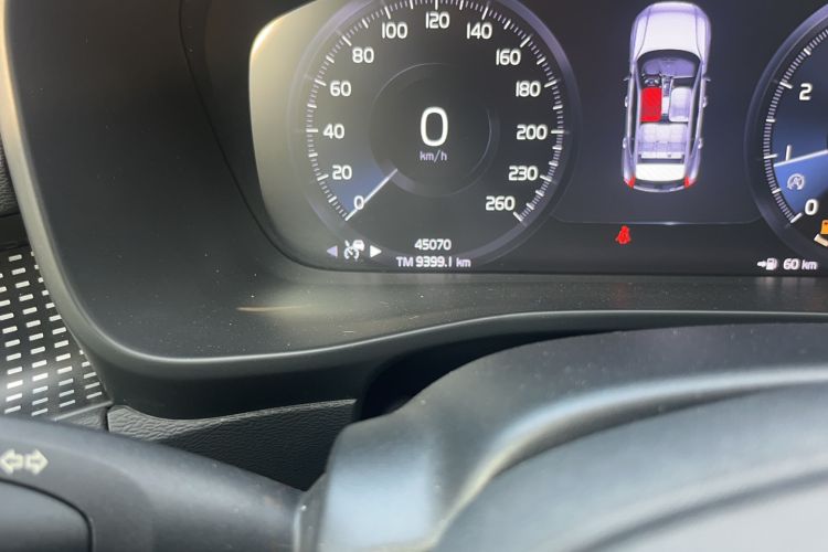 Used Volvo XC40 2020 T4 Four-Wheel Drive Smart & Sporty Edition Odometer Close Up