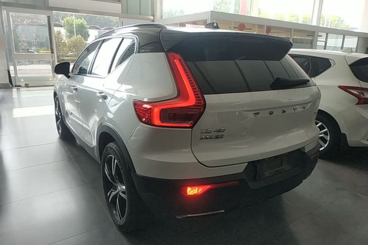 Used Volvo XC40 2020 T4 Four-Wheel Drive Smart & Sporty Edition Rear Left 45 Deg