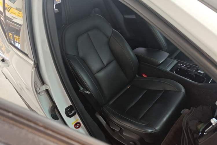 Used Volvo XC40 2020 T4 Four-Wheel Drive Smart Luxury Edition Right Front Seat
