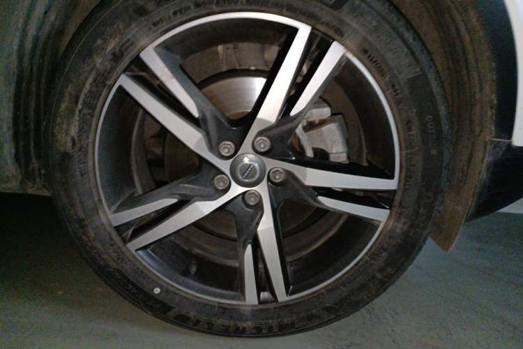Used Volvo XC40 2020 T4 Four-Wheel Drive Smart & Sporty Edition Right Front Wheel Hub