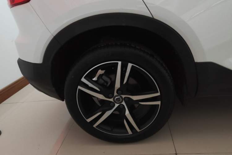 Used Volvo XC40 2020 T4 4x4 Smart Luxury Sport Edition Right Rear Wheel Hub