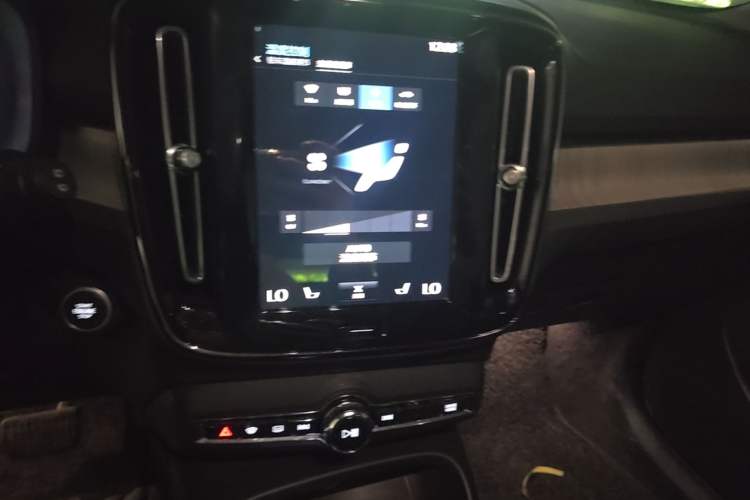 Used Volvo XC40 2021 T4 Four-Wheel Drive Smart Luxury Edition Audio And AC Panel