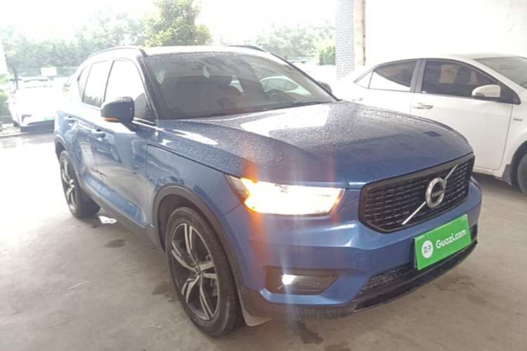 Used Volvo XC40 2021 T4 Four-Wheel Drive Smart & Sporty Edition Front Right 45 Deg