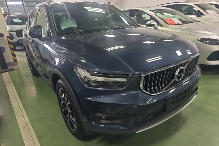 Used Volvo XC40 2021 T4 Four-Wheel Drive Smart Luxury Edition Front Right 45 Deg