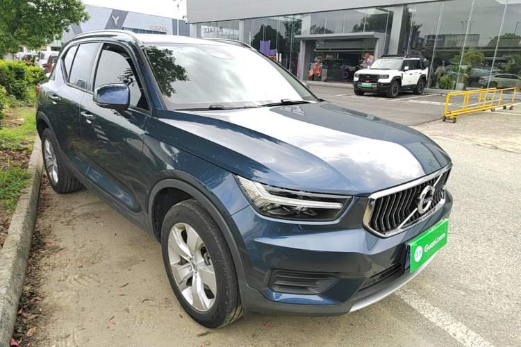 Used Volvo XC40 2021 T4 4x4 SmartDrive Fashion Edition Front Right 45 Deg