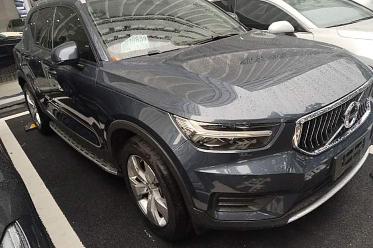 Used Volvo XC40 2021 T4 4x4 SmartDrive Fashion Edition Front Right 45 Deg