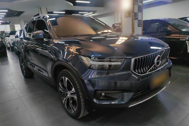 Used Volvo XC40 2021 T4 Four-Wheel Drive Smart Luxury Edition Front Right 45 Deg
