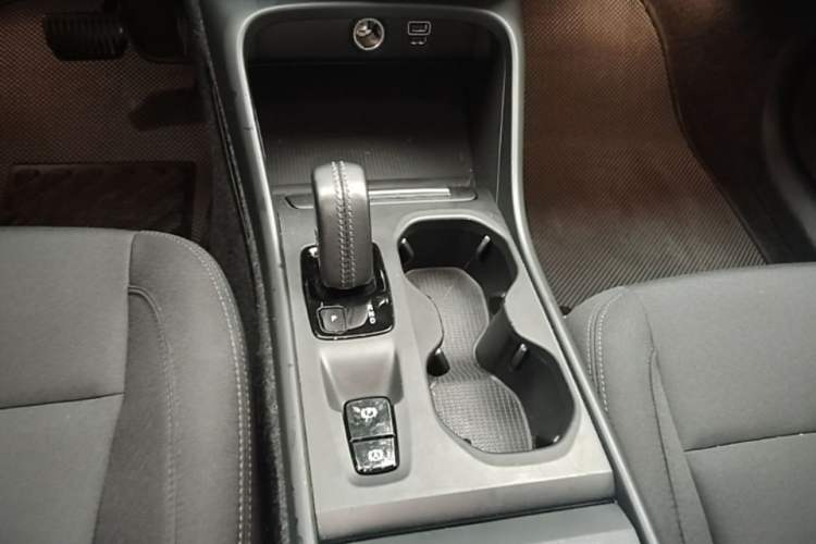Used Volvo XC40 2021 T4 4x4 SmartDrive Fashion Edition Gear Lever