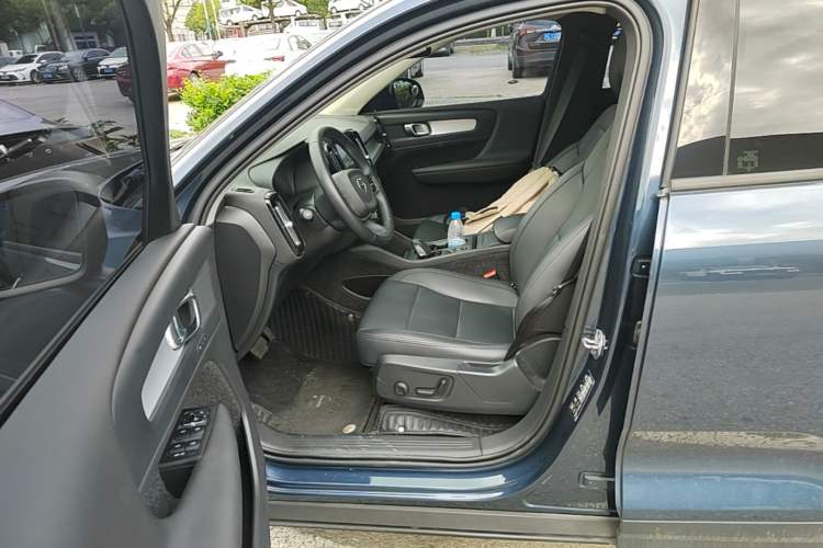 Used Volvo XC40 2021 T4 4x4 SmartDrive Fashion Edition Left Front Seat