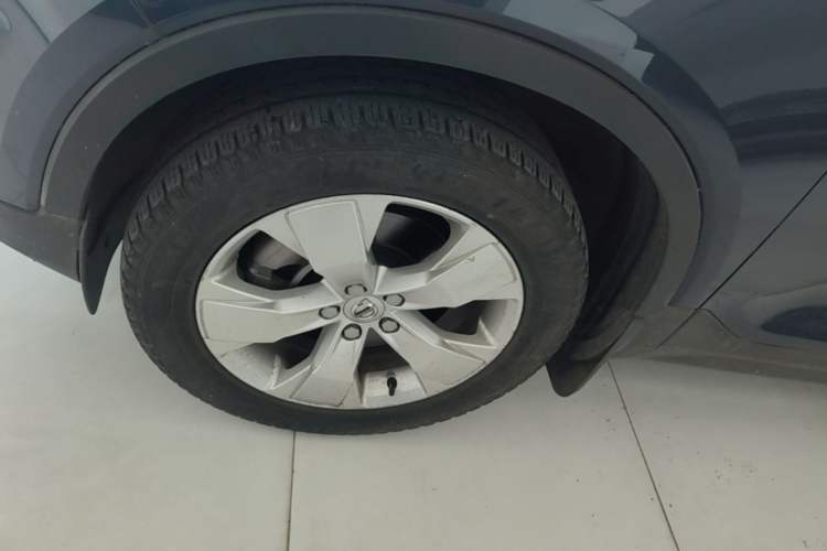 Used Volvo XC40 2021 T4 4x4 SmartDrive Fashion Edition Left Front Wheel Hub