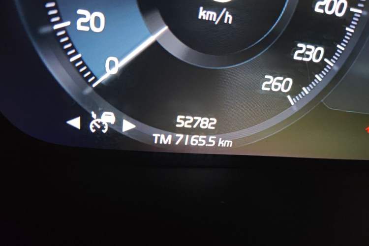 Used Volvo XC40 2021 T4 Four-Wheel Drive Smart Luxury Edition Odometer Close Up