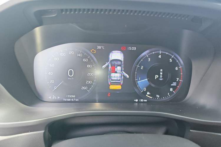 Used Volvo XC40 2021 T4 4x4 SmartDrive Fashion Edition Odometer Close Up