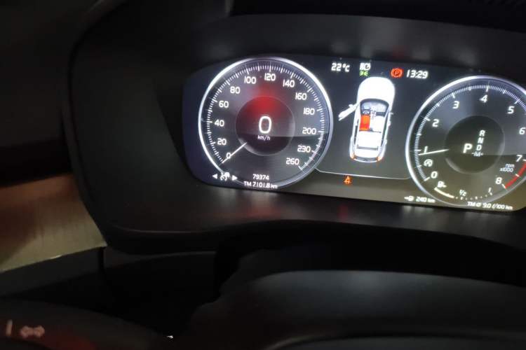 Used Volvo XC40 2021 T4 Four-Wheel Drive Smart Luxury Edition Odometer Close Up