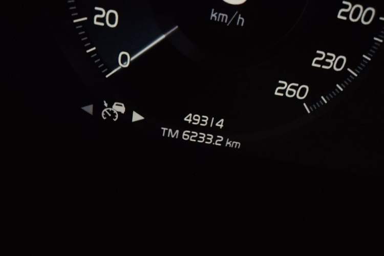 Used Volvo XC40 2021 T4 Four-Wheel Drive Smart & Sporty Edition Odometer Close Up