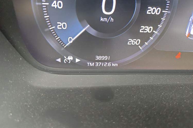 Used Volvo XC40 2021 T4 Four-Wheel Drive Smart Luxury Edition Odometer Close Up
