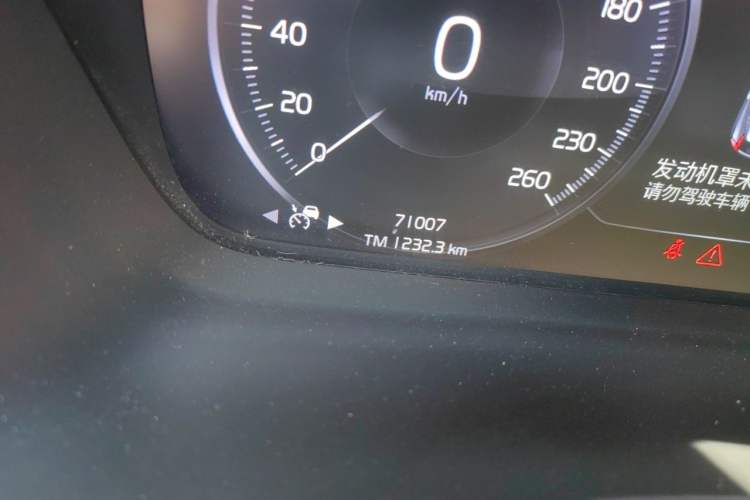 Used Volvo XC40 2021 T4 Four-Wheel Drive Smart Luxury Edition Odometer Close Up