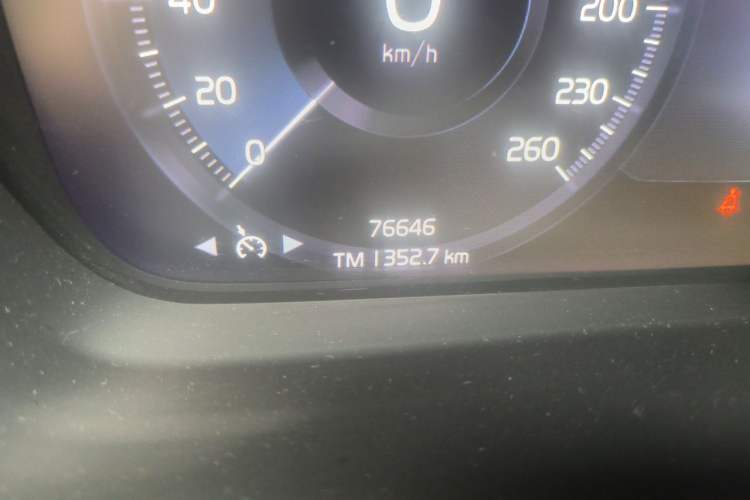 Used Volvo XC40 2021 T4 4x4 SmartDrive Fashion Edition Odometer Close Up