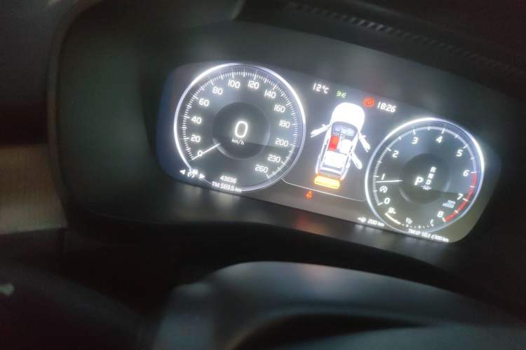 Used Volvo XC40 2021 T4 Four-Wheel Drive Smart Luxury Edition Odometer Close Up
