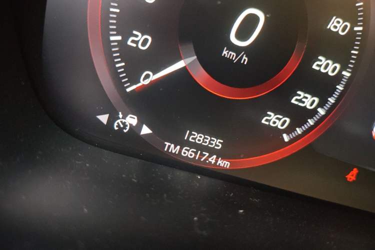 Used Volvo XC40 2021 T4 Four-Wheel Drive Smart Luxury Edition Odometer Close Up
