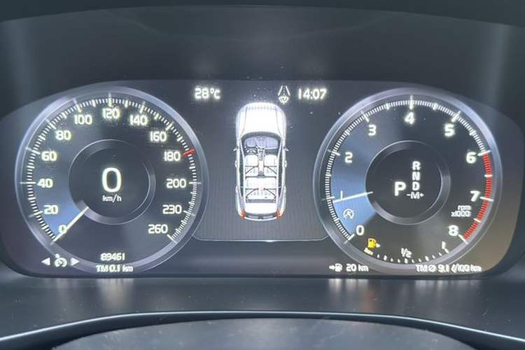 Used Volvo XC40 2021 T4 4x4 SmartDrive Fashion Edition Odometer Close Up