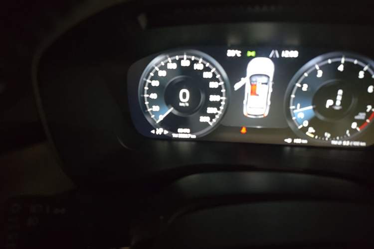 Used Volvo XC40 2021 T4 Four-Wheel Drive Smart Luxury Edition Odometer Close Up