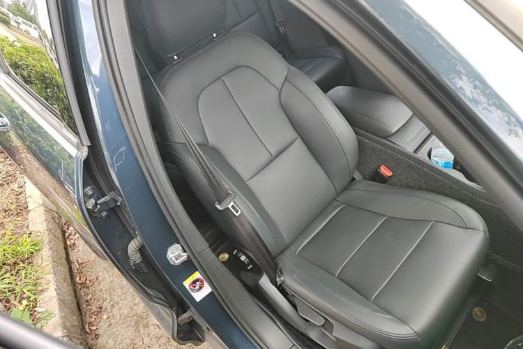 Used Volvo XC40 2021 T4 4x4 SmartDrive Fashion Edition Right Front Seat