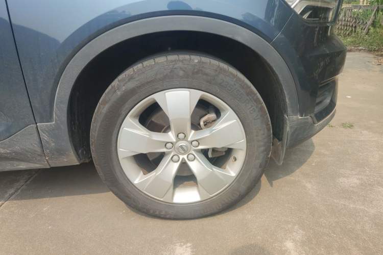 Used Volvo XC40 2021 T4 4x4 SmartDrive Fashion Edition Right Front Wheel Hub
