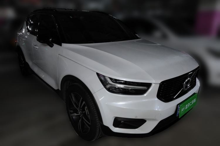 Used Volvo XC40 2021 T4 Four-Wheel Drive Smart & Sporty Edition Front Right 45 Deg