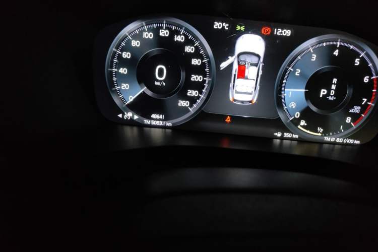 Used Volvo XC40 2021 T4 Four-Wheel Drive Smart & Sporty Edition Odometer Close Up