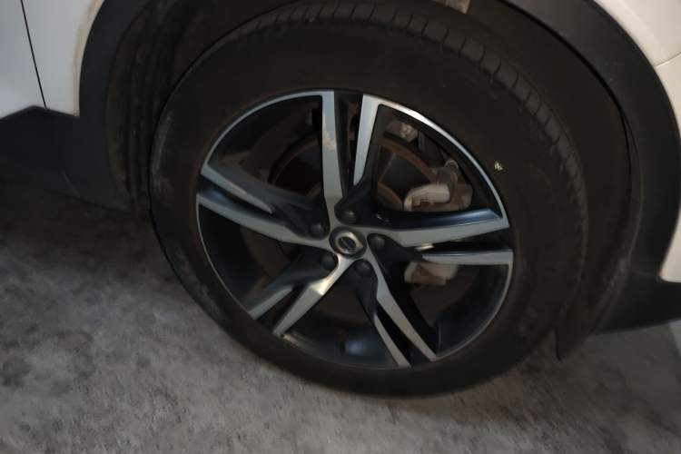 Used Volvo XC40 2021 T4 Four-Wheel Drive Smart & Sporty Edition Right Front Wheel Hub