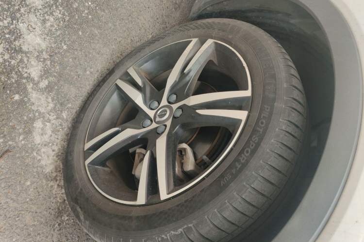 Used Volvo XC40 2021 T4 Four-Wheel Drive Smart & Sporty Edition Right Front Wheel Hub