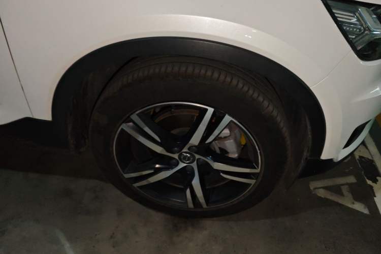 Used Volvo XC40 2021 T4 Four-Wheel Drive Smart & Sporty Edition Right Front Wheel Hub