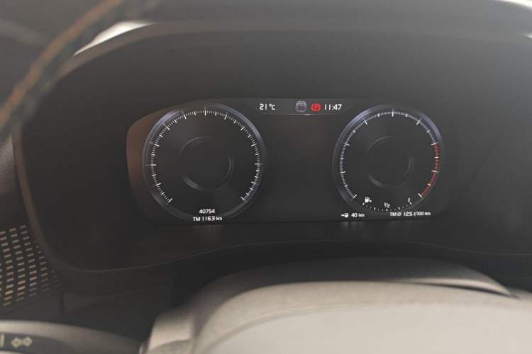 Used Volvo XC40 2021 T4 Four-Wheel Drive Smart & Sporty Edition Odometer Close Up