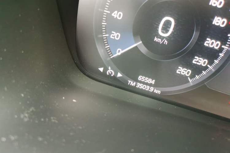 Used Volvo XC40 2021 T4 4x4 SmartDrive Fashion Edition Odometer Close Up