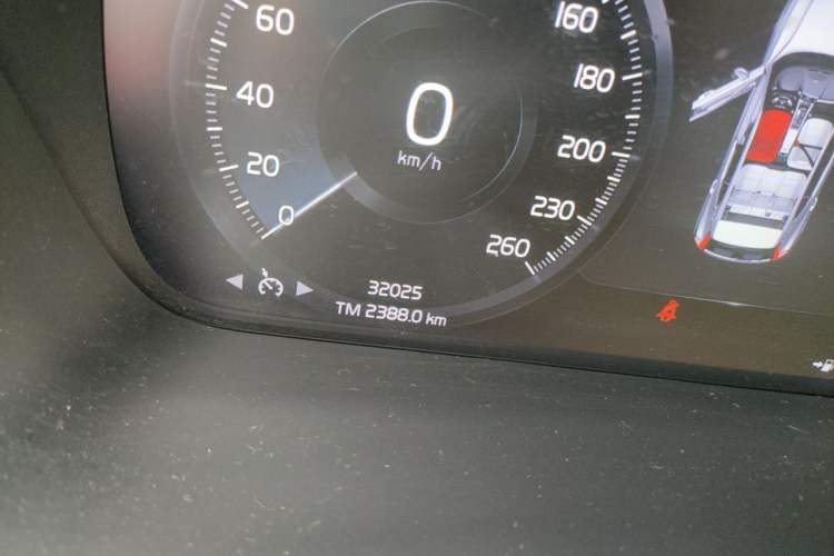 Used Volvo XC40 2021 T4 4x4 SmartDrive Fashion Edition Odometer Close Up