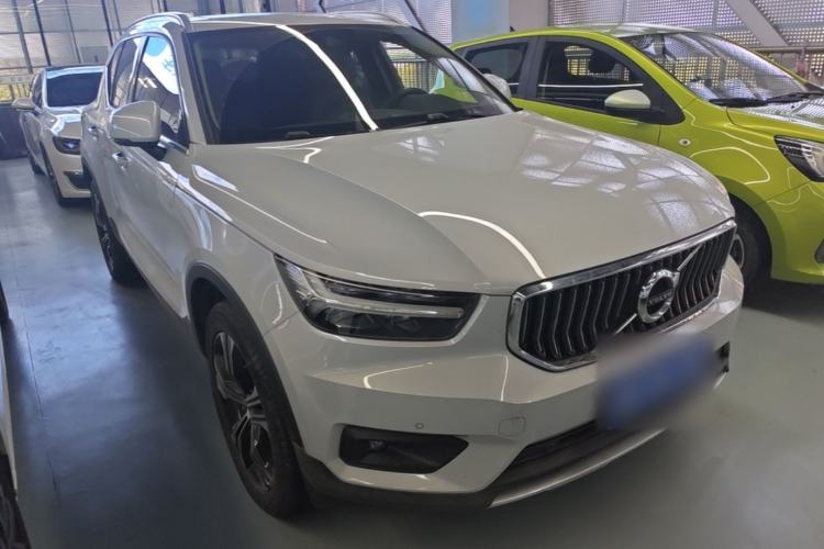 Used Volvo XC40 2021 T4 Four-Wheel Drive Smart Luxury Edition Front Right 45 Deg