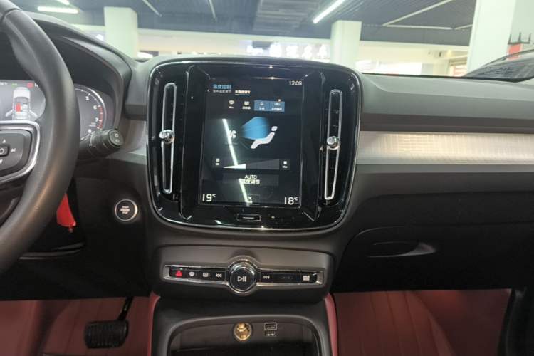 Used Volvo XC40 2021 T4 4x4 SmartDrive Fashion Edition Audio And AC Panel