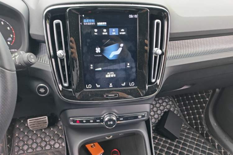Used Volvo XC40 2021 T4 Four-Wheel Drive Smart & Sporty Edition Audio And AC Panel