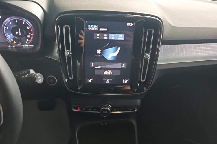Used Volvo XC40 2021 T4 4x4 SmartDrive Fashion Edition Audio And AC Panel