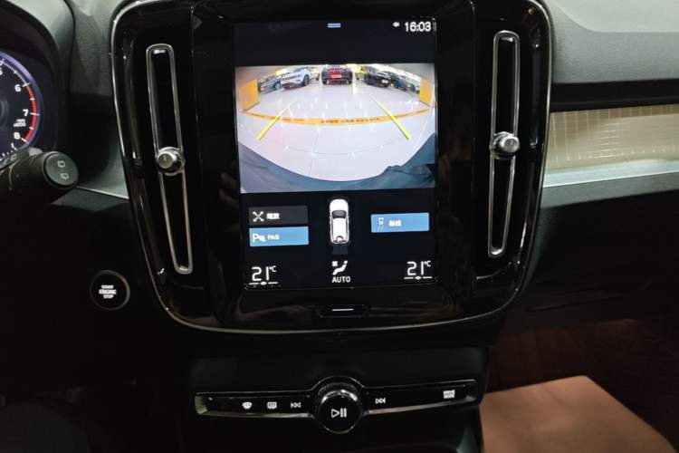 Used Volvo XC40 2021 T4 4x4 SmartDrive Fashion Edition Audio And AC Panel