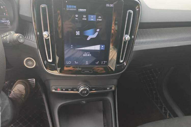 Used Volvo XC40 2021 T4 Four-Wheel Drive Smart & Sporty Edition Audio And AC Panel