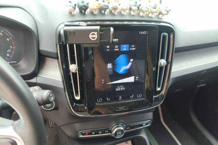 Used Volvo XC40 2021 T4 Four-Wheel Drive Smart Luxury Edition Audio And AC Panel